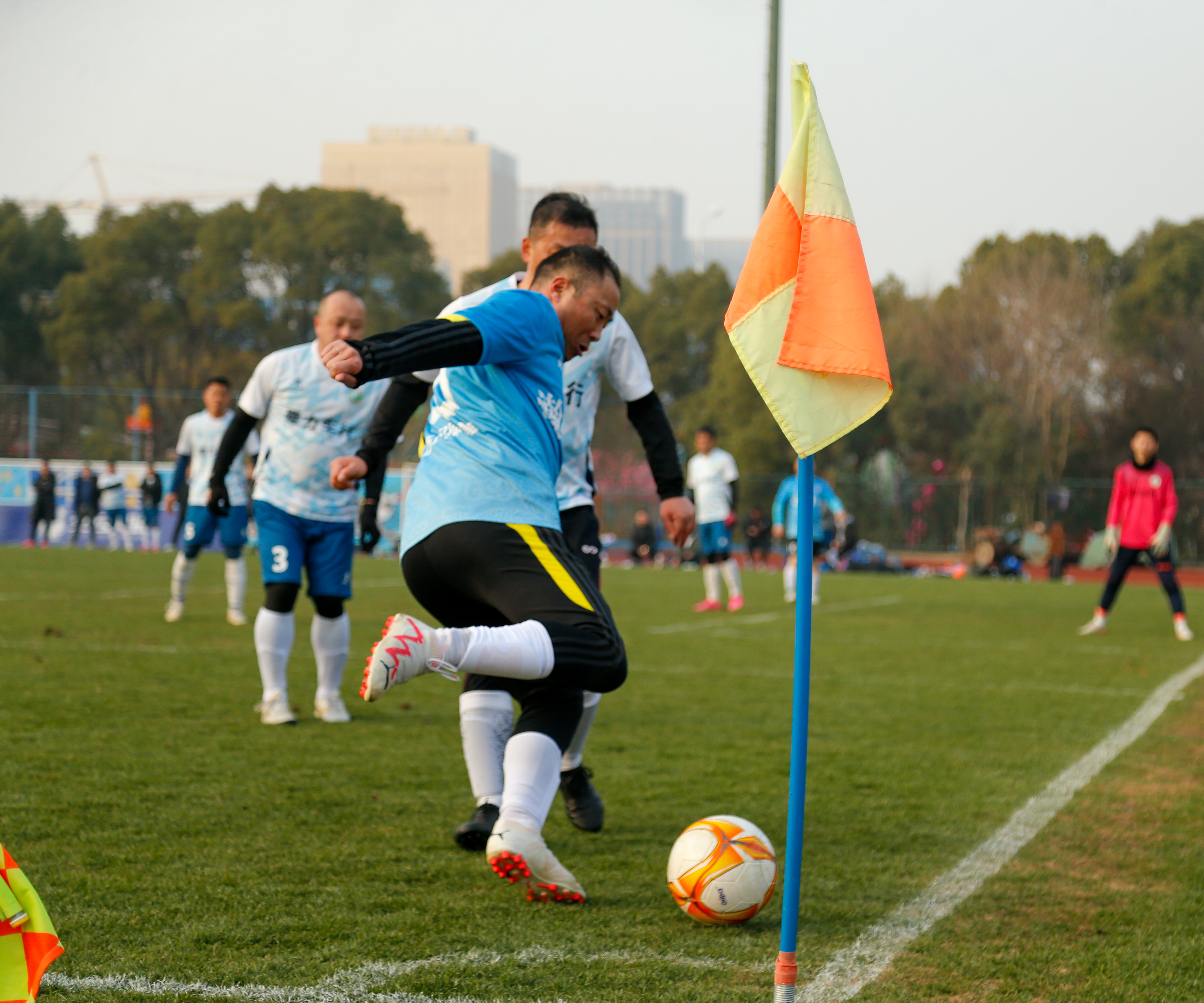 关于精彩足球比赛精彩纷呈，球迷热血沸腾的信息