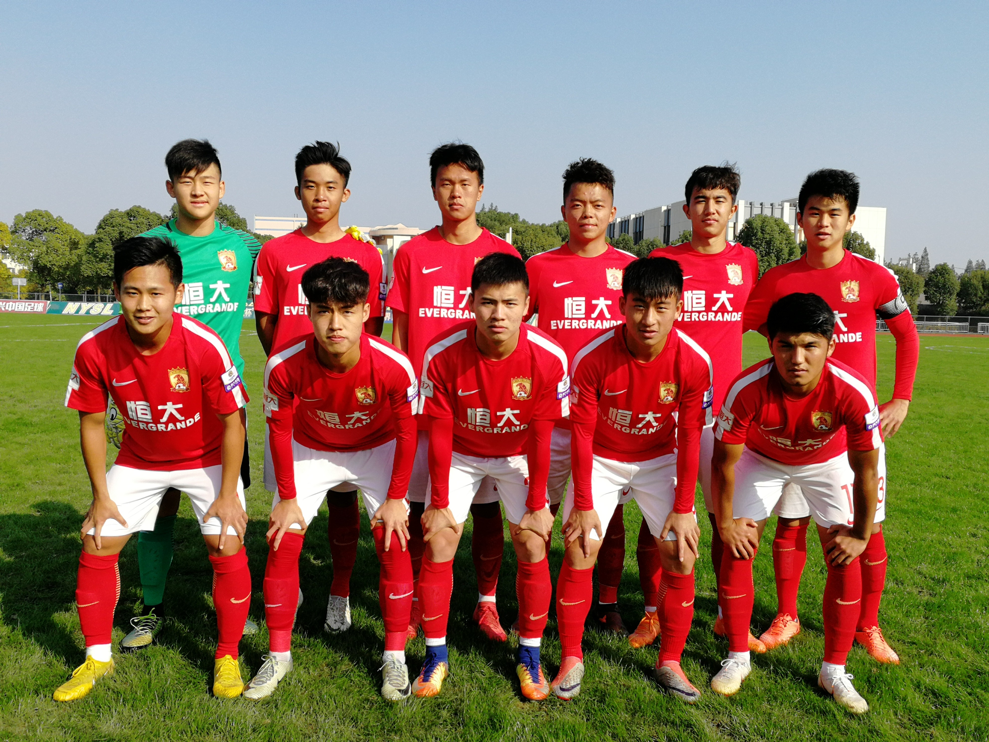 包含重庆斯威客场大胜上海申鑫，豪取胜利的词条