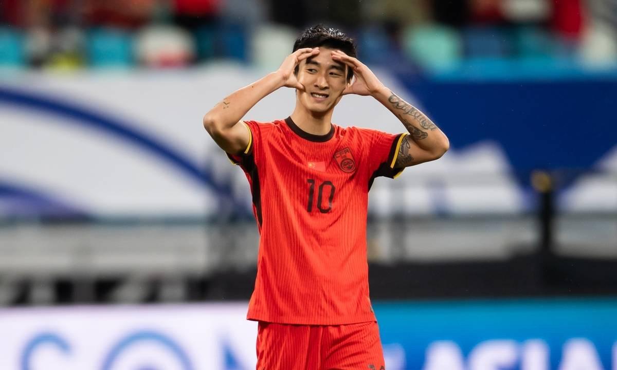 包含热衷足球运动的球迷翘首以待明星球员表现的词条