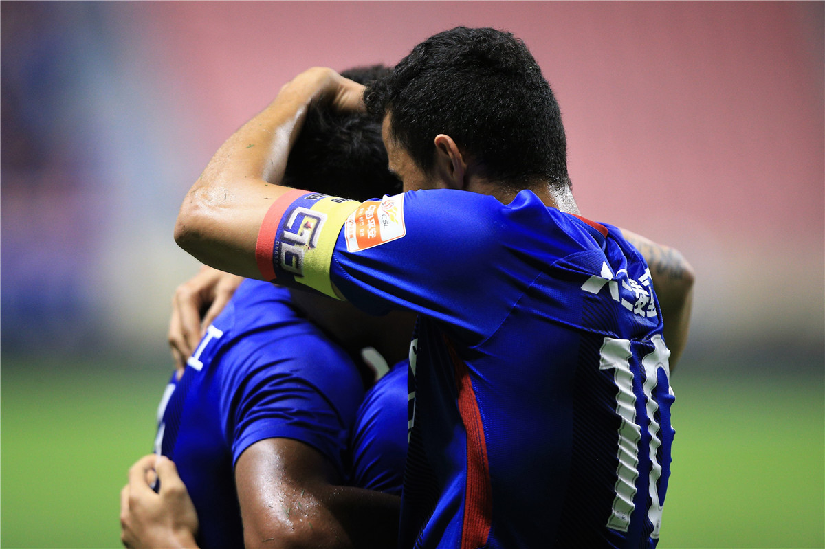 阿森纳今日表现抢眼，申花整场无解，教练赛后亲自拥抱的简单介绍